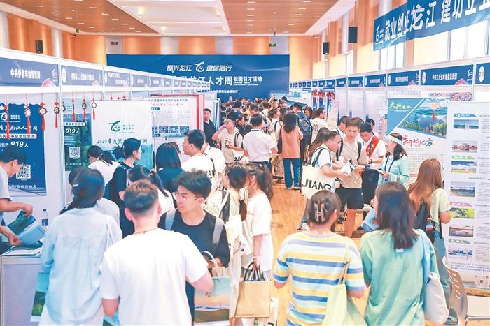 2023年度黑龍江人才周中國(guó)農(nóng)業(yè)大學(xué)專場(chǎng)招聘會(huì)現(xiàn)場(chǎng)。圖片由省委組織部提供